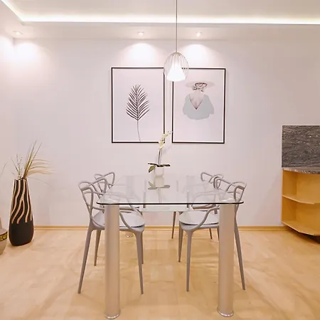 Victus Functional With Parking And Balcony By Renters